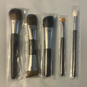 Younique makeup brushes